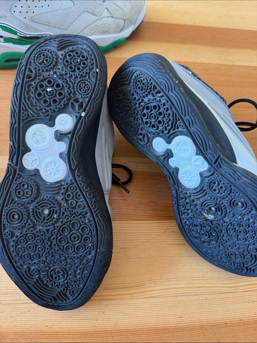 Bundle 2 pairs Nike air athletic court shoes - Picture 3 of 14